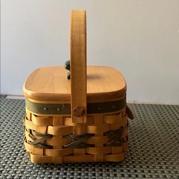 LAST CHANCE *Vintage LONGABERGER Christmas Basket w/ wood lid. - Picture 5 of 8